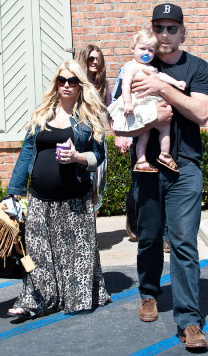 Jessica Simpson Carries Daughter Maxwell, Rests Hand on Growing Baby Bump: Picture