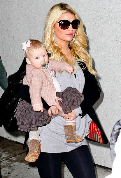 Pregnant Jessica Simpson Steps Out in L.A. With Fiance Eric Johnson, Daughter Maxwell