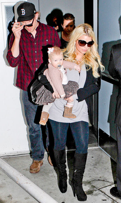 Pregnant Jessica Simpson Steps Out in L.A. With Fiance Eric Johnson, Daughter Maxwell