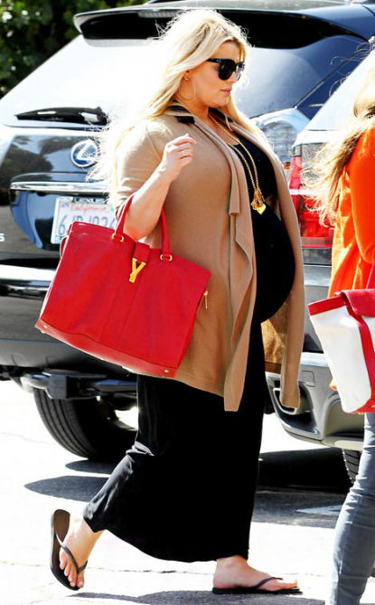 US Weekly – Jessica Simpson, Still Pregnant, Goes for a Drive